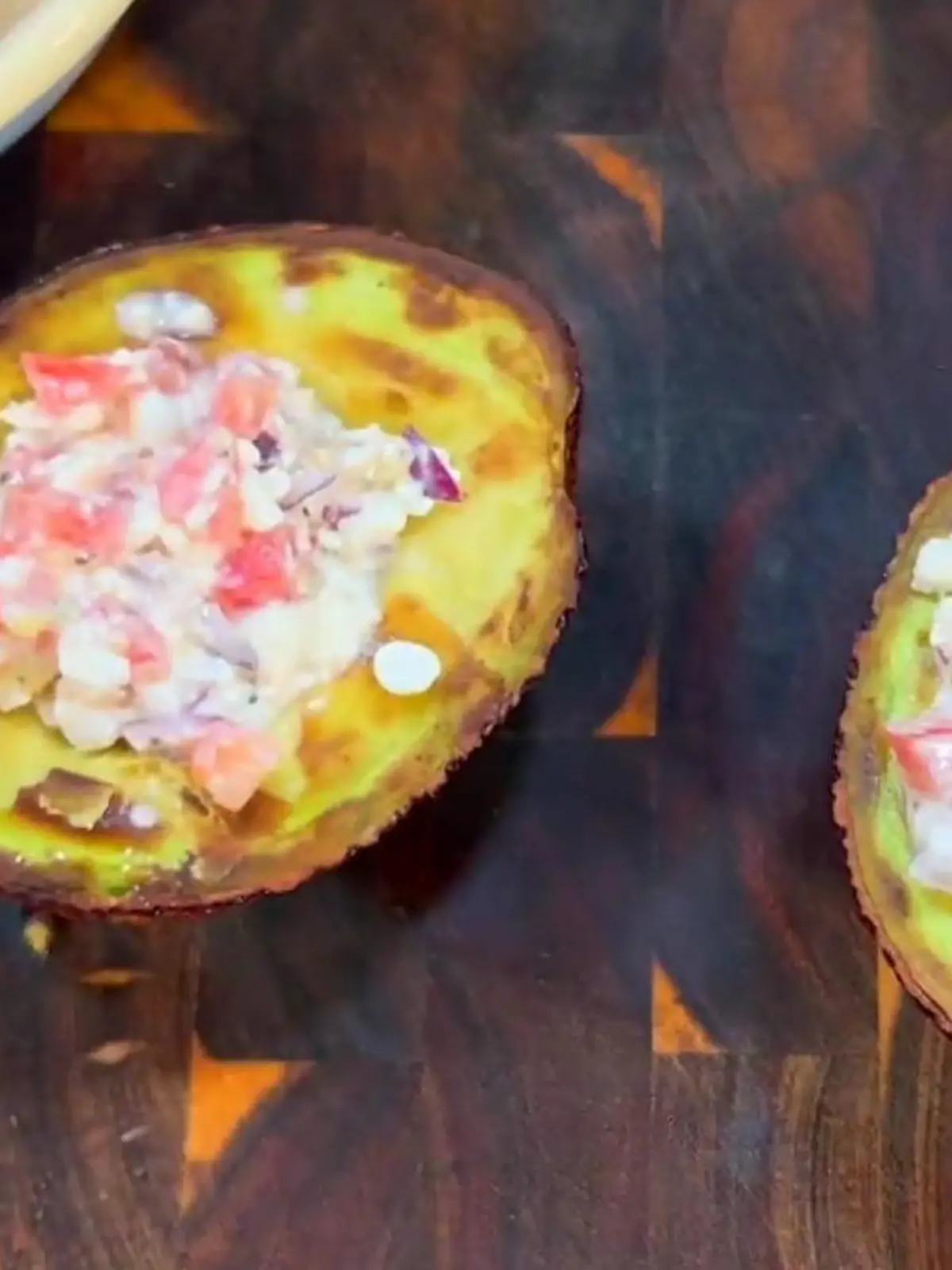 Gesunde und praktische Rezeptideen für unterwegs, die fix zubereitet sind: Steffen Henssler weiß, wie's geht! Zum Beispiel mit dieser leckeren Avocado mit Frischkäsefüllung.
