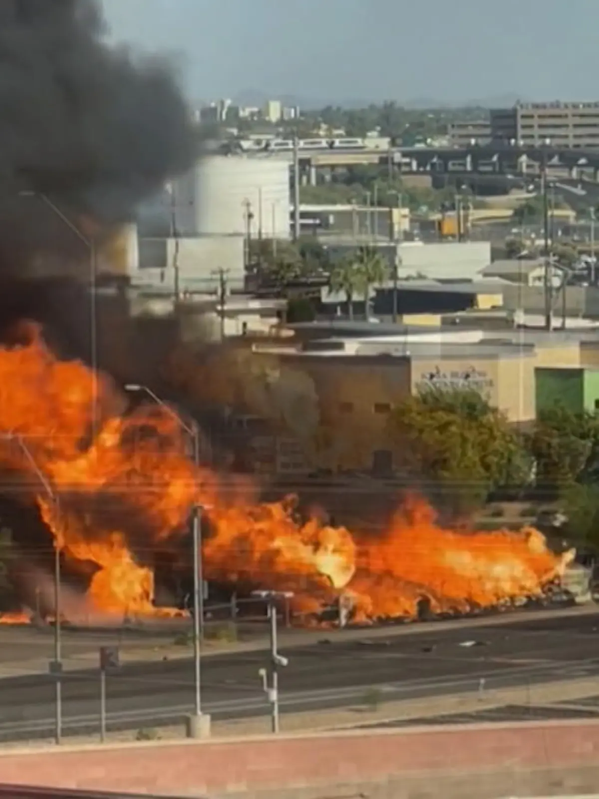 Ein Gaslager in der Nähe des Flughafens in Phoenix, Arizona, hat aufgrund der enormen Hitze in Teilen der USA Feuer gefangen. Mehrere Tanks explodierten. Der Flugbetrieb wurde nicht beeinträchtigt.