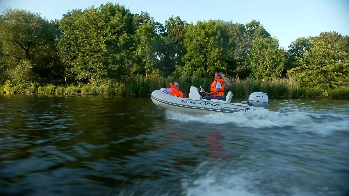 Eine Bootstour über die Weser und dabei die wunderschöne Aussicht genießen.