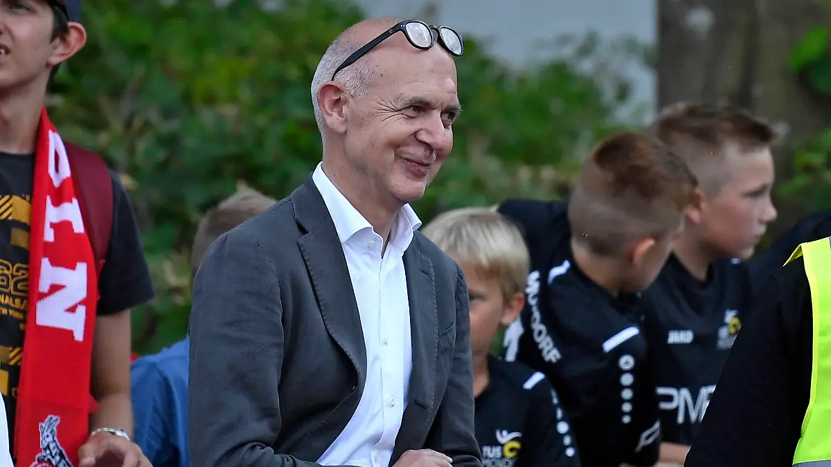  01.07.2022, Troisdorf, Germany, Aggerstadion, TuS Mondorf vs. 1. FC Koeln - Testspiel, DFB-Praesident Bernd Neuendorf schaut Foto Ralf Treese Troisdorf Aggerstadion North Rhine-Westphalia Germany *** 01 07 2022, Troisdorf, Germany, Aggerstadion, TuS Mondorf vs 1 FC Koeln test match, DFB president Bernd Neuendorf looks photo Ralf Treese Troisdorf Aggerstadion North Rhine Westphalia Germany PUBLICATIONxINxGERxSUIxAUTxONLY / 521_MONKOE20220701_042 / Treese-521