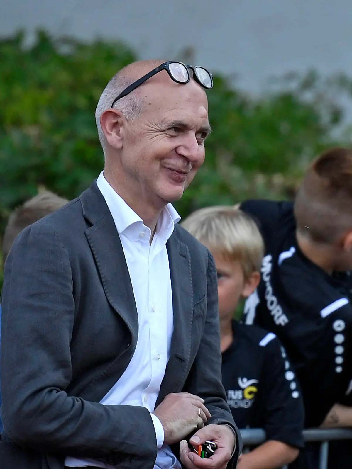  01.07.2022, Troisdorf, Germany, Aggerstadion, TuS Mondorf vs. 1. FC Koeln - Testspiel, DFB-Praesident Bernd Neuendorf schaut Foto Ralf Treese Troisdorf Aggerstadion North Rhine-Westphalia Germany *** 01 07 2022, Troisdorf, Germany, Aggerstadion, TuS Mondorf vs 1 FC Koeln test match, DFB president Bernd Neuendorf looks photo Ralf Treese Troisdorf Aggerstadion North Rhine Westphalia Germany PUBLICATIONxINxGERxSUIxAUTxONLY / 521_MONKOE20220701_042 / Treese-521