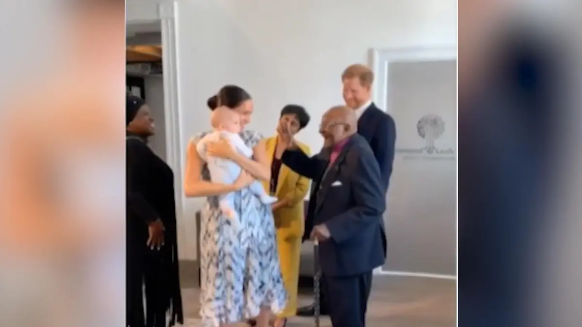 Archie gibt einen High-Five Royals in Afrika