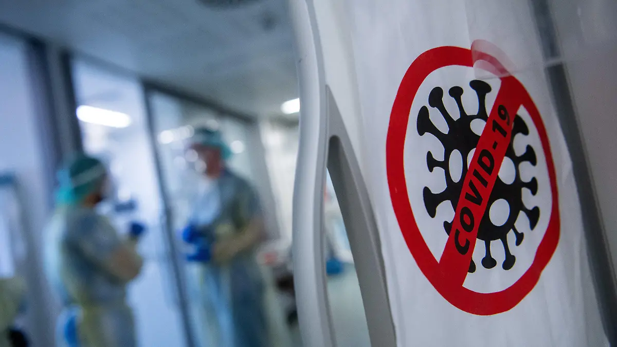 05.01.2022, Hessen, Offenbach am Main: Ein Symbol auf der Intensivstation für Corona-Patienten am Sana Klinikum Offenbach weist auf den Covid-Bereich hin. Auf der Corona-Intensivstation sind momentan alle Betten bis auf zwei belegt. Die Coronainfektionszahlen im Rhein-Main-Gebiet steigen jedoch wieder an. Foto: Sebastian Gollnow/dpa +++ dpa-Bildfunk +++