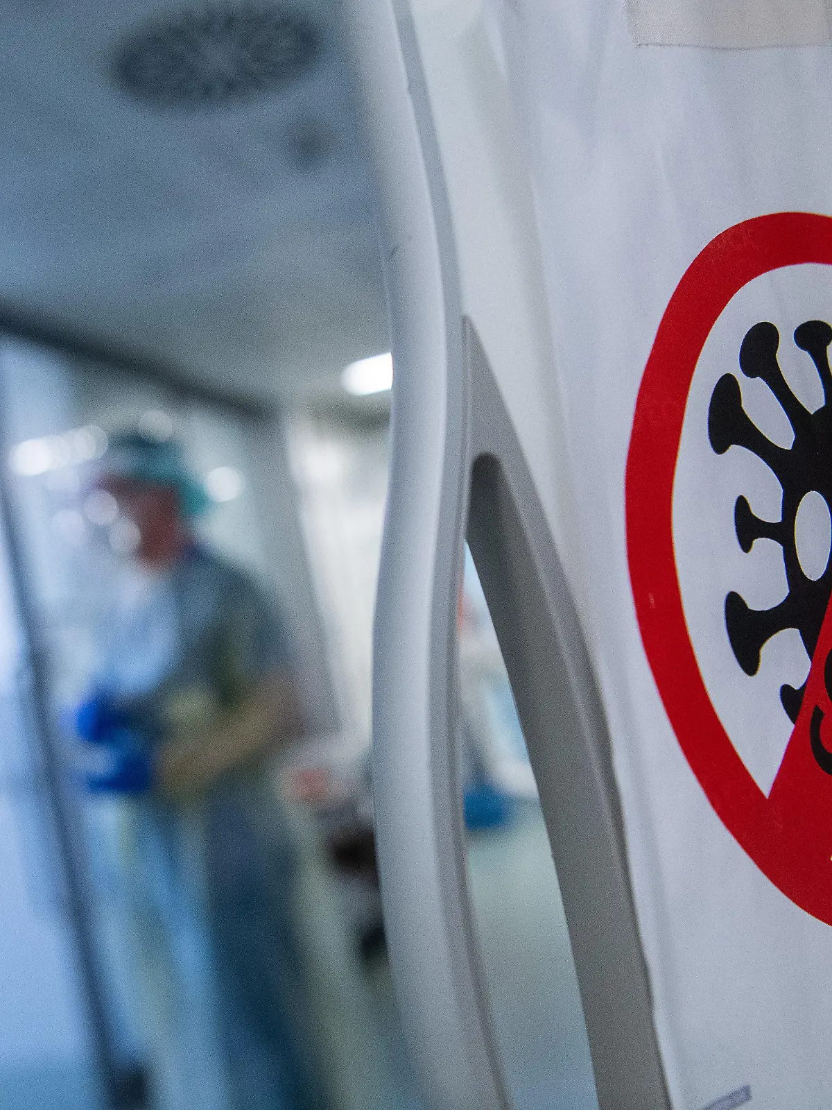 05.01.2022, Hessen, Offenbach am Main: Ein Symbol auf der Intensivstation für Corona-Patienten am Sana Klinikum Offenbach weist auf den Covid-Bereich hin. Auf der Corona-Intensivstation sind momentan alle Betten bis auf zwei belegt. Die Coronainfektionszahlen im Rhein-Main-Gebiet steigen jedoch wieder an. Foto: Sebastian Gollnow/dpa +++ dpa-Bildfunk +++
