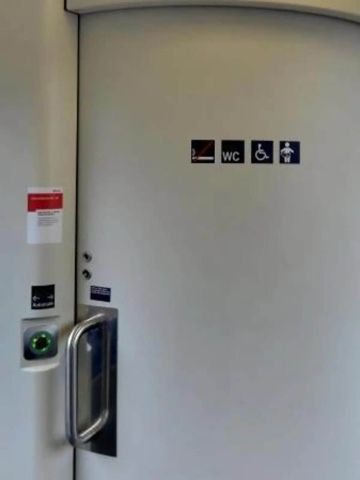 Eine Frau hatte die Bahn auf Schmerzensgeld in Höhe von 400 Euro verklagt, weil in einer Regionalbahn von Koblenz nach Trier die einzige Toilette im Zug defekt war. Nun beginnt das Berufungsverfahren. Foto: Haralt Tittel/Archiv/Symbolbild