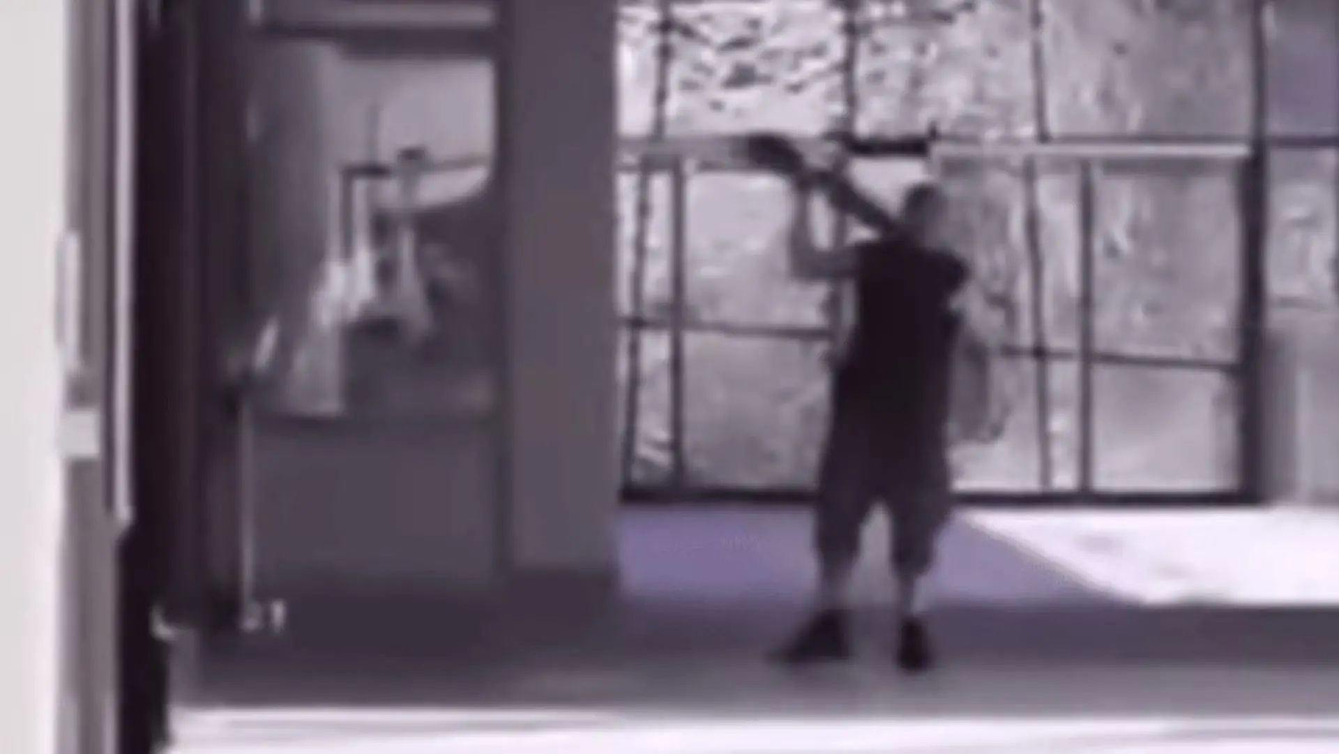 Auf diesem Foto ist der mutmaßliche Täter mit einer Waffe zu sehen.