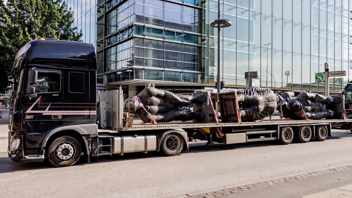 03.07.2022, Hamburg: Über drei Meter große Skulpturen von Affen des chinesischen Künstlers Liu Ruowang werden von Technikern von Tiefladern abgeladen und aufgestellt. Insgesamt Zwölf Figuren werden in der Mönkebergstraße ausgestellt. Foto: Axel Heimken/dpa - ACHTUNG: Nur zur redaktionellen Verwendung im Zusammenhang mit der aktuellen Berichterstattung +++ dpa-Bildfunk +++