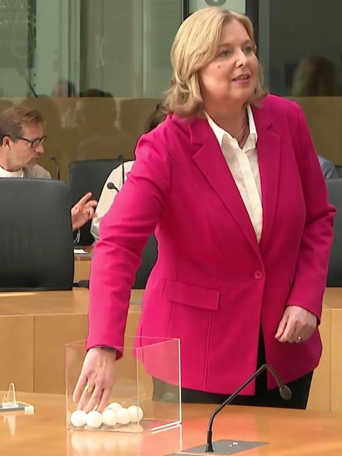 Unsere Volksvertreter in Berlin sind: abgehoben, gestresst und wissen nicht, wie die Bürger ticken. SO lautet zumindest ein gängiger Vorwurf, und - ob richtig oder falsch - neu ist er nicht. Der Bundestag geht aber nun neue Wege und versucht, die Meinung und Lebenserfahrung ganz normaler Menschen besser zu berücksichtigen. Dafür wurde heute ein 160-köpfi-ger Bürgerrat ausgelost.