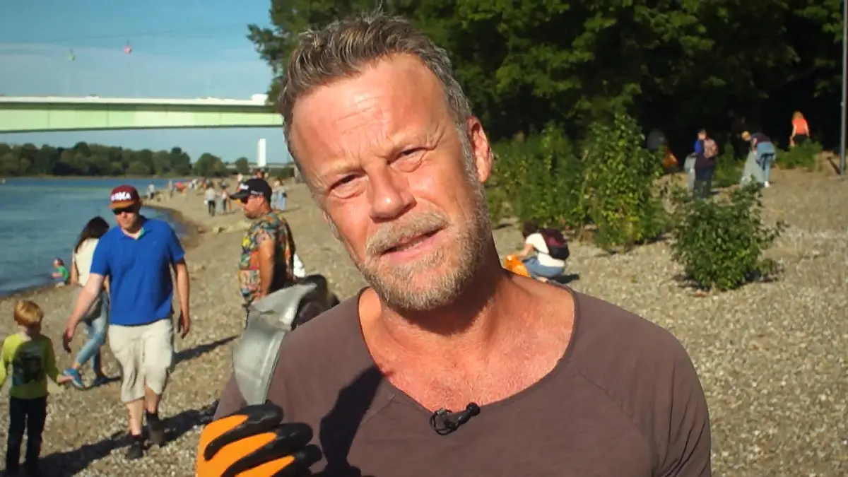Jenke beim Rhine-Cleanup in Köln Gemeinsam am Rhein Abfall beseitigen