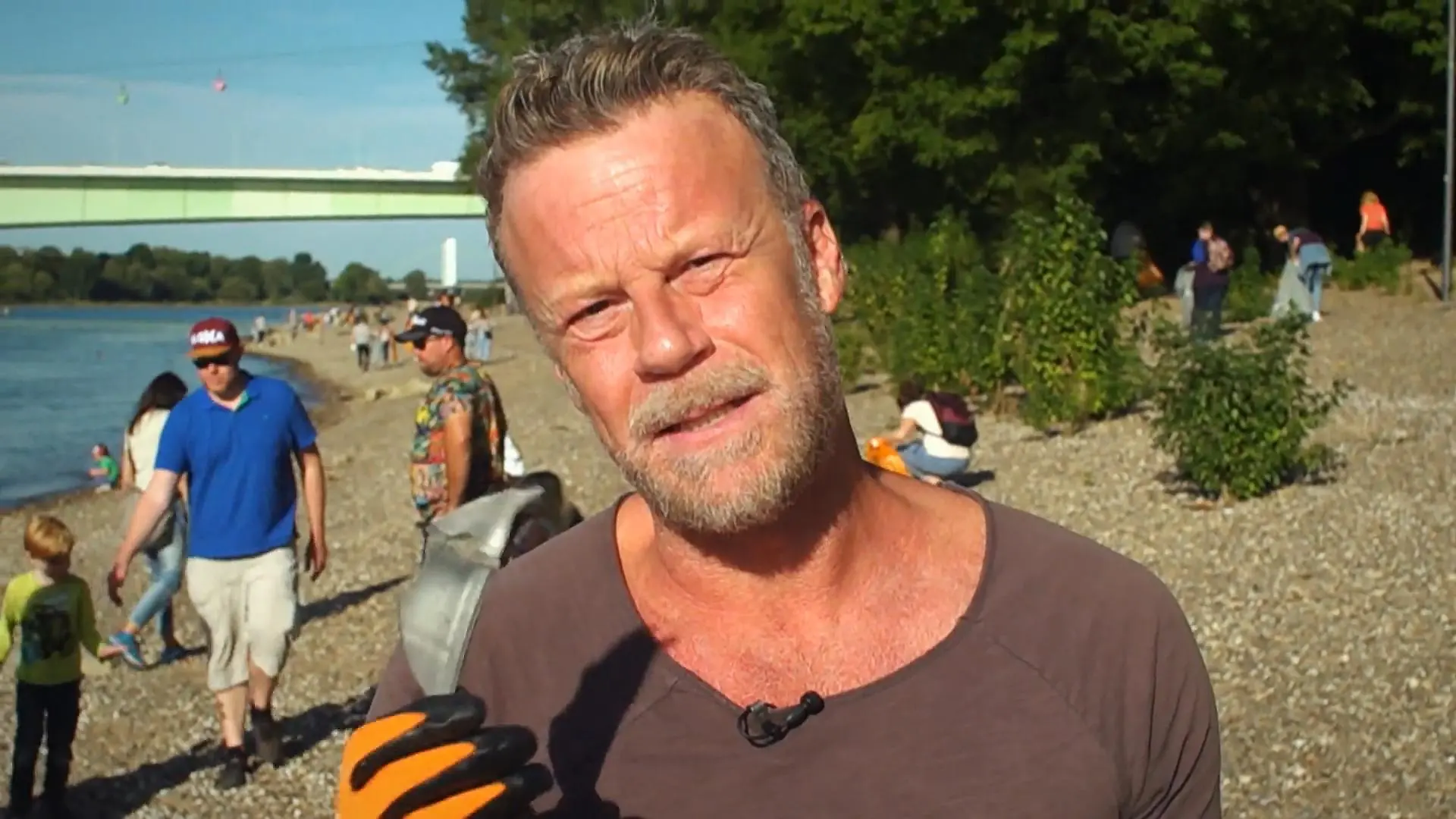Jenke beim Rhine-Cleanup in Köln Gemeinsam am Rhein Abfall beseitigen