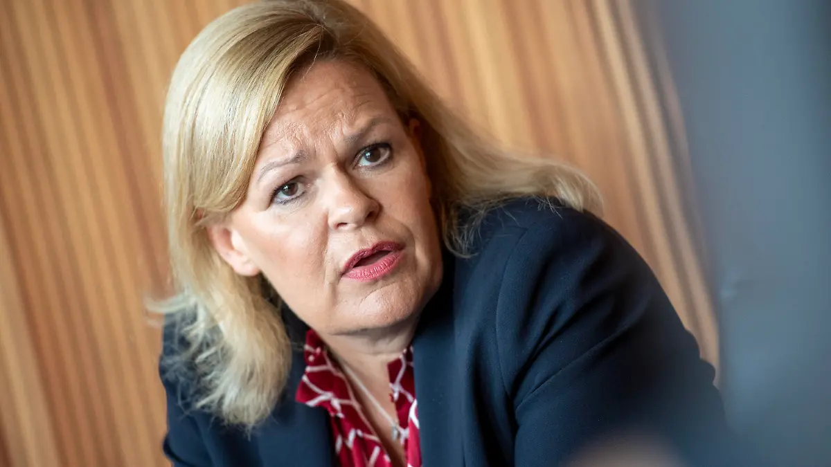 28.06.2022, Berlin: Nancy Faeser (SPD), Bundesministerin für Inneres und Heimat, gibt der dpa ein Interview. Foto: Christophe Gateau/dpa +++ dpa-Bildfunk +++