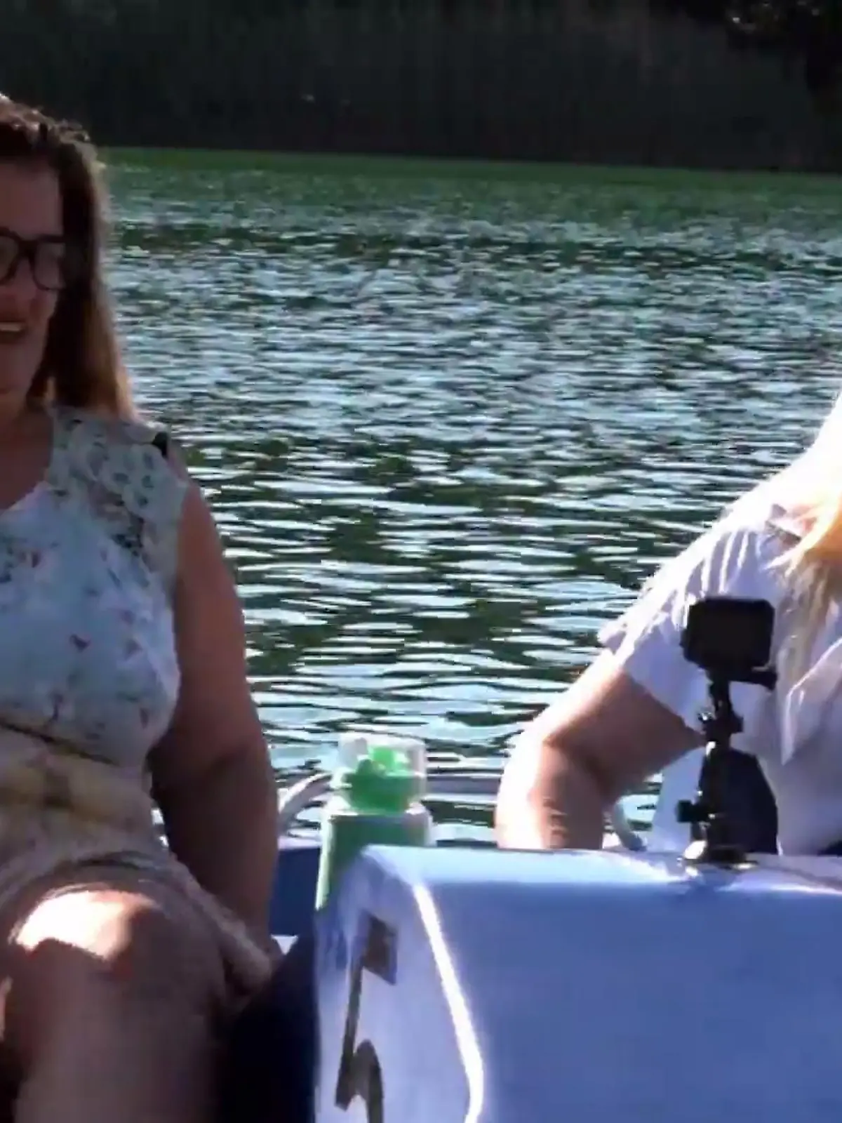 Bild zu: "Vanessa und Felicia auf Tretboot-Tour"