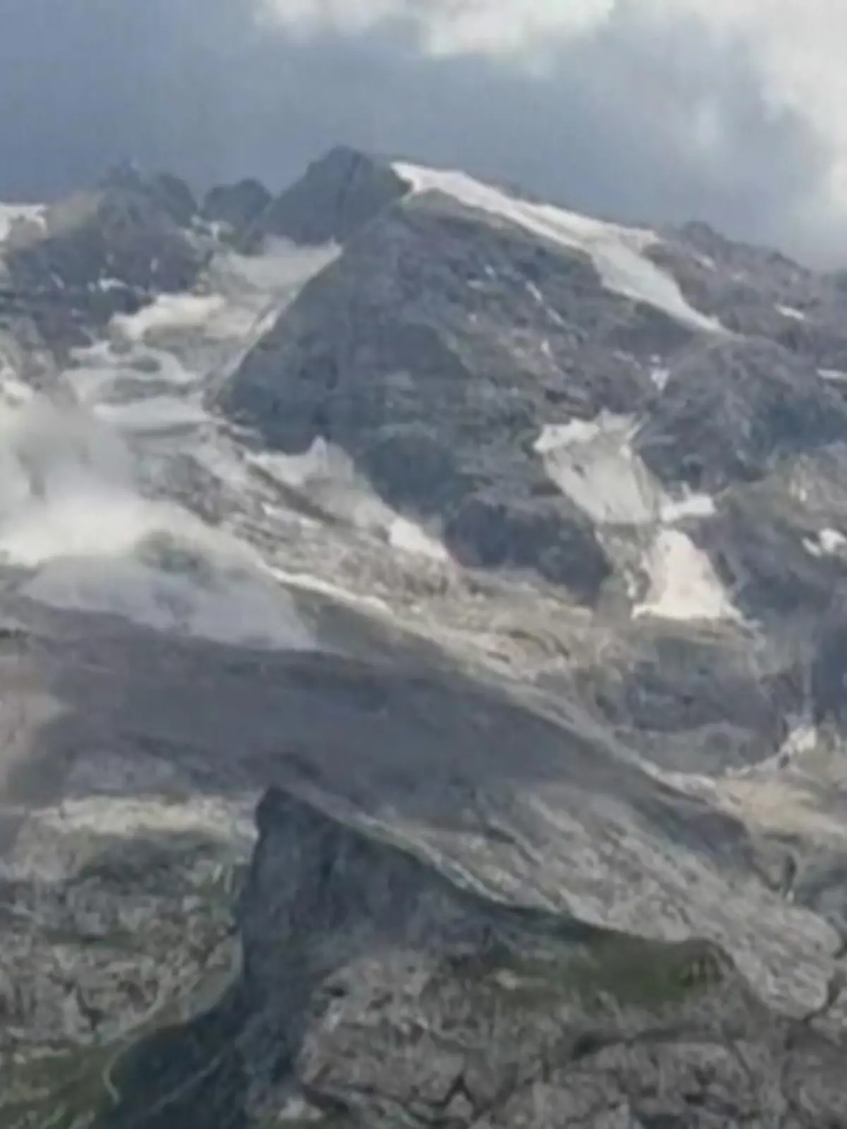 Hier in den norditalienischen Dolomiten löste sich am Sonntag eine riesige Lawine vom Berg Marmolata. Auf ihrem Weg nach unten riss sie zwei Wandergruppen mit sich. Mindestens sechs Menschen sollen dabei ums Leben gekommen sein. Andere Quellen berichten sogar von zwölf Toten.
