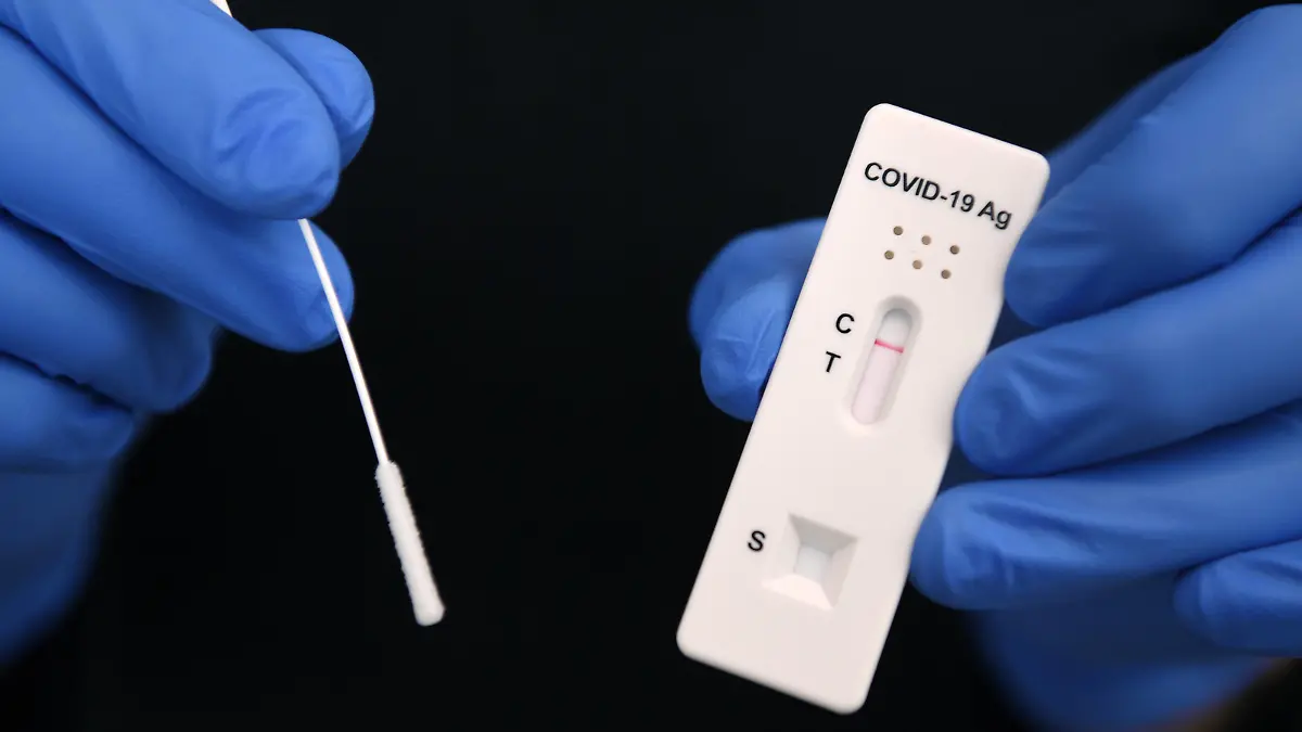 Tuebingen 03.12.2020 Symbolbild: Negativer SARS-CoV-2 Rapid Antigen Schnelltest und Tupfer *** Tuebingen 03 12 2020 Symbol image Negative SARS CoV 2 Rapid Antigen Rapid test and swab ULMER