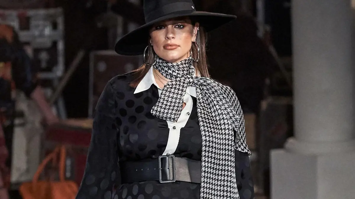 Ashley Graham schwanger auf dem Catwalk Auf der New York Fashion Week