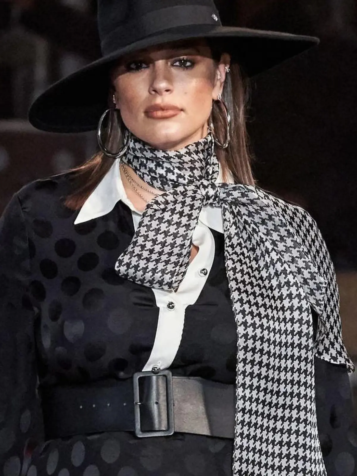 Bild zu: "Ashley Graham schwanger auf dem Catwalk"