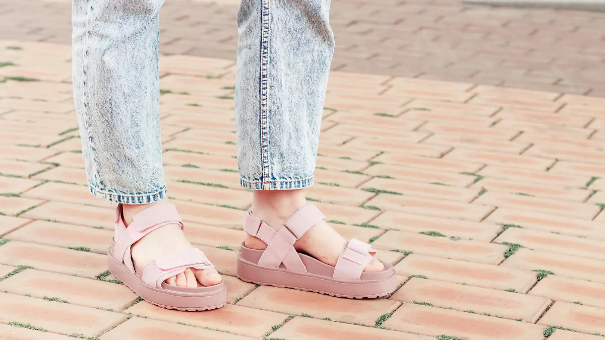 Trekking-Sandalen im Sommer.