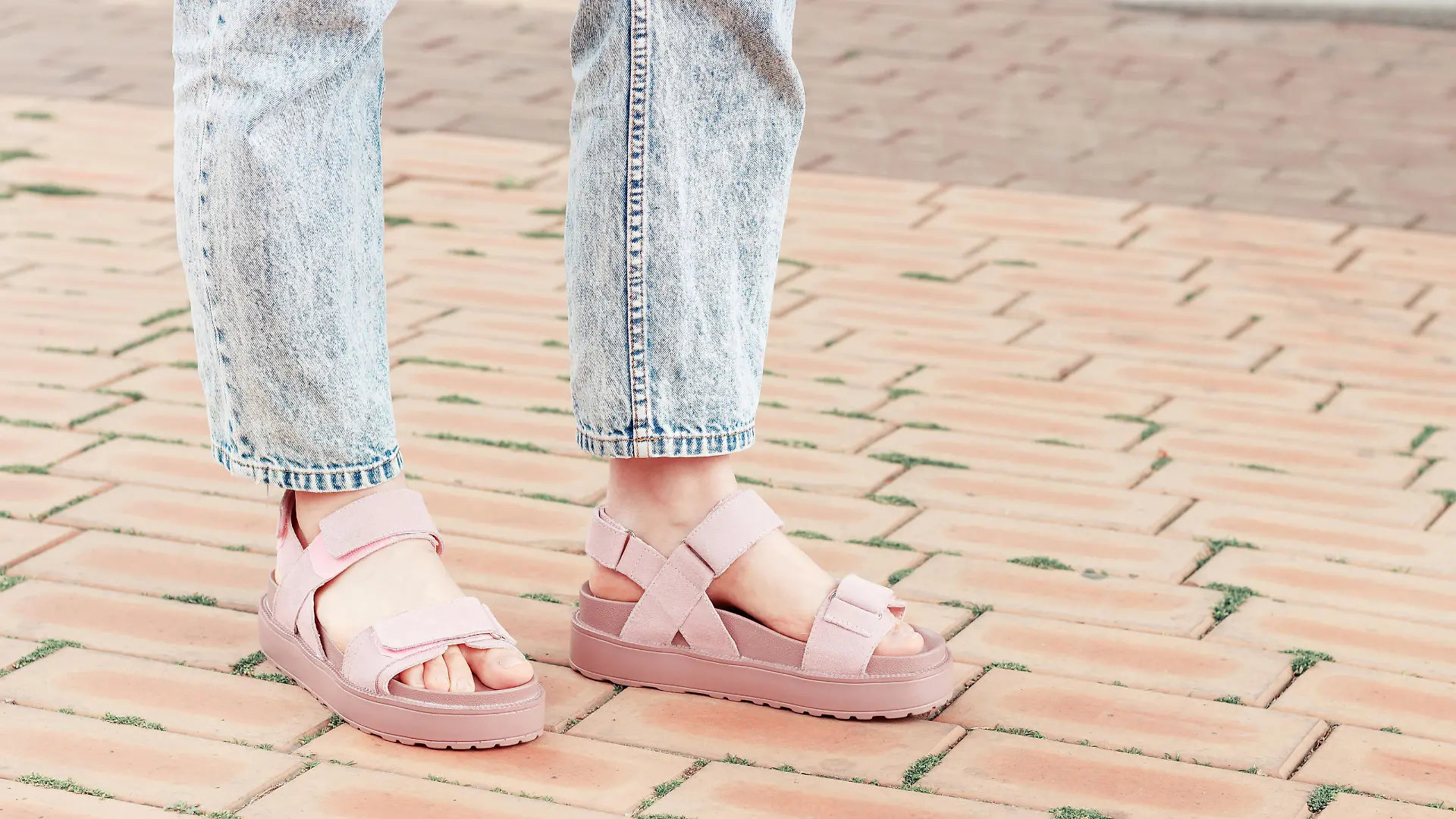 Trekking-Sandalen im Sommer.