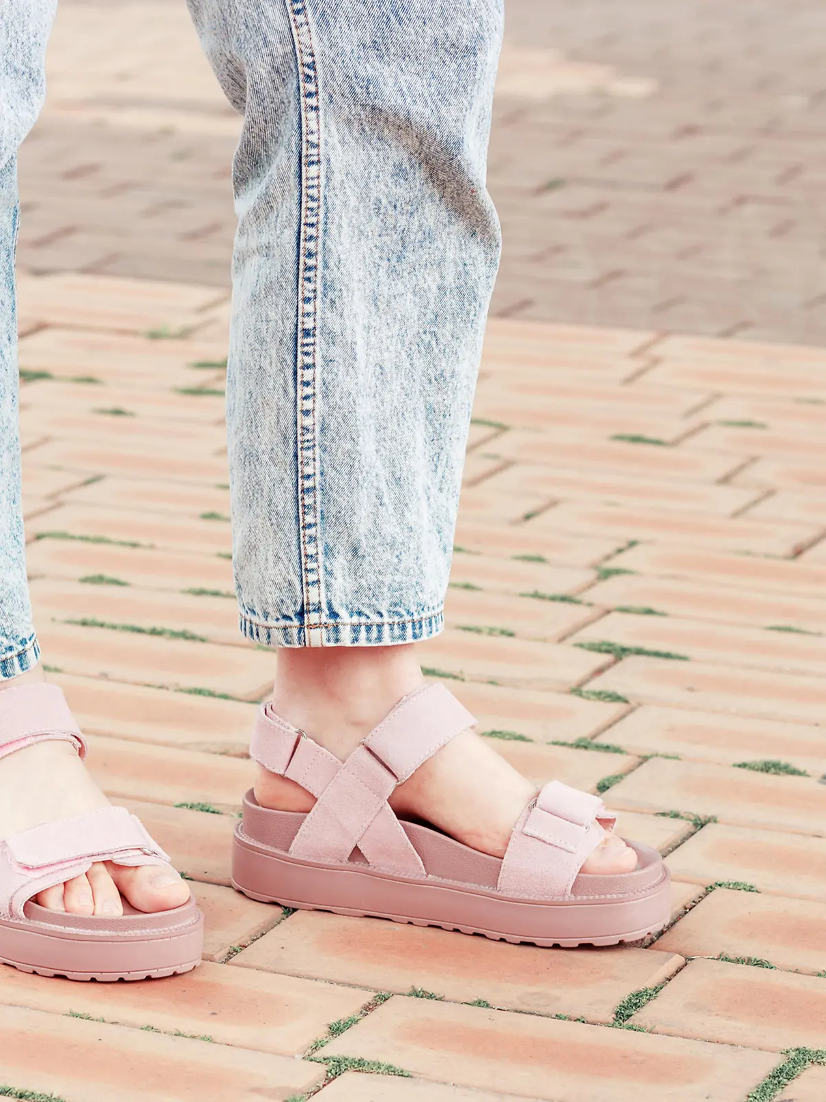 Trekking-Sandalen im Sommer.