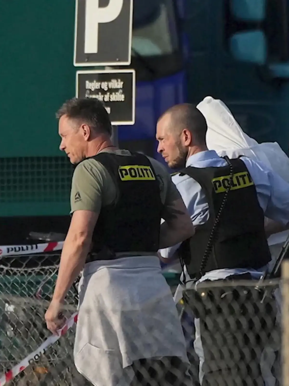 Schüsse in einem Einkaufszentrum in Kopenhagen: Der mutmaßliche Täter wird von der Polizei festgenommen.