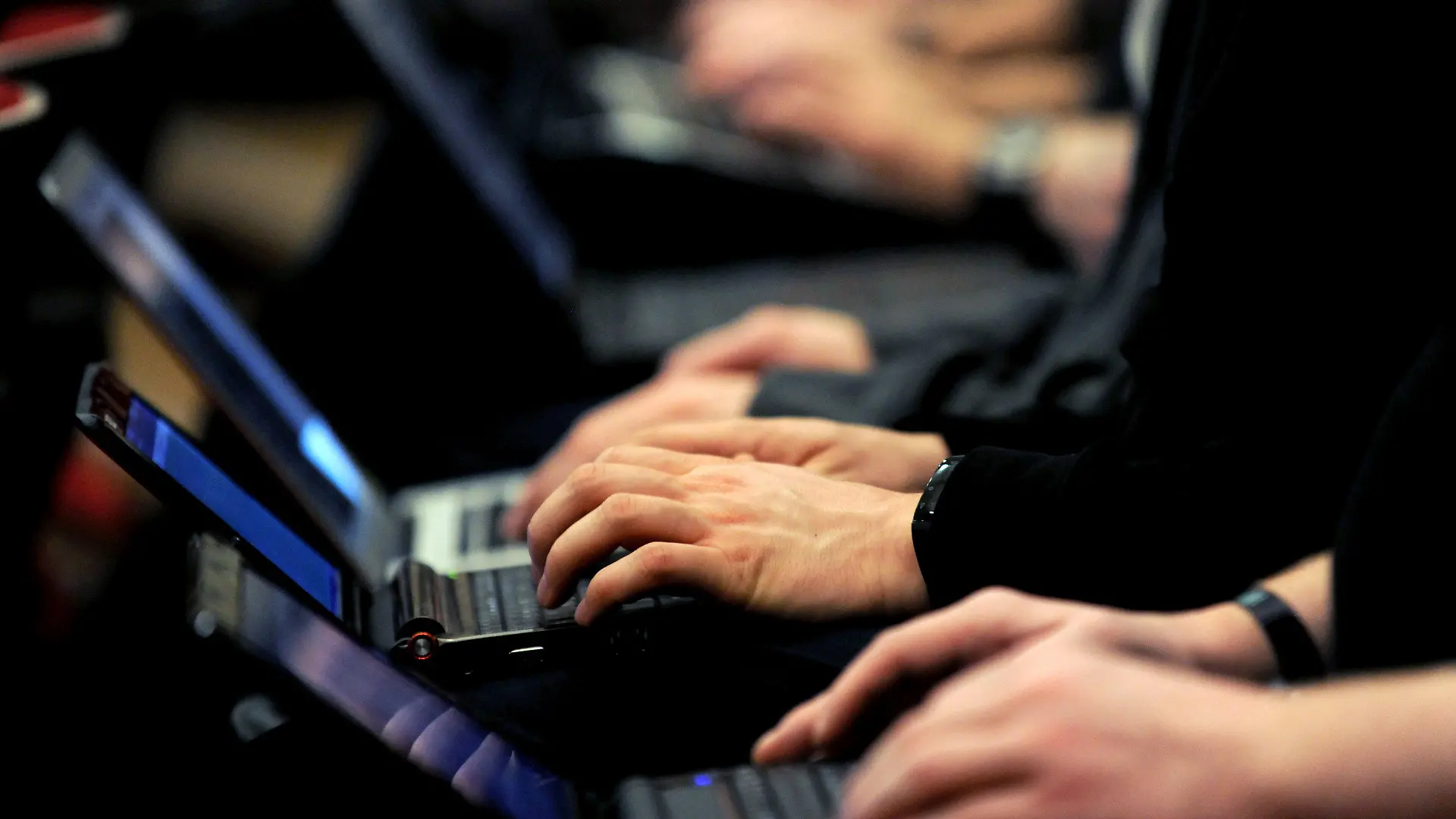 ARCHIV - Besucher des 27. Congresses des Chaos Computer Clubs (CCC) in Berlin arbeiten am 27.12.2010 an ihren Laptops. Nach der Infektion unzähliger Computer mit einer Schadsoftware empfiehlt das Bundesamt für Sicherheit in der Informationstechnik (BSI) allen Nutzern eine Überprüfung ihrer Rechner. Bei dem Selbsttest sollen manipulierte Netzwerkeinstellungen aufgespürt werden. Foto: Tim Brakemeier dpa +++(c) dpa - Bildfunk+++