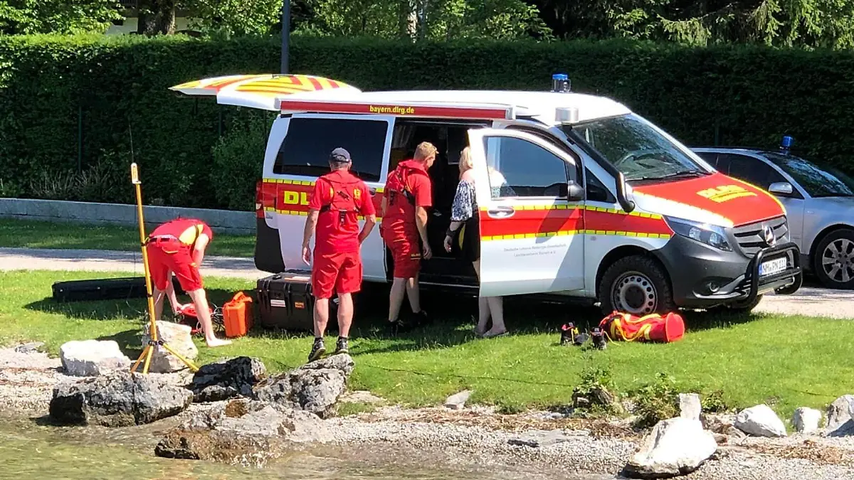 Rettungskräfte sind am Tegernsee rund um die Uhr im Einsatz, um den vermissten Teenager zu finden.
