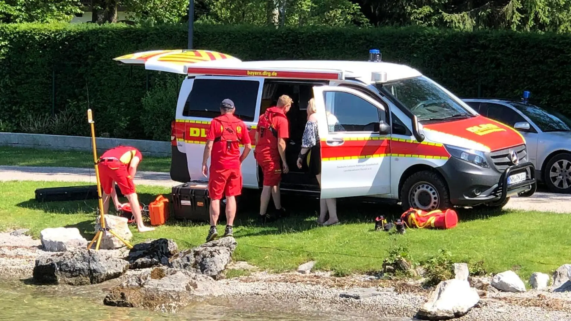 Rettungskräfte sind am Tegernsee rund um die Uhr im Einsatz, um den vermissten Teenager zu finden.