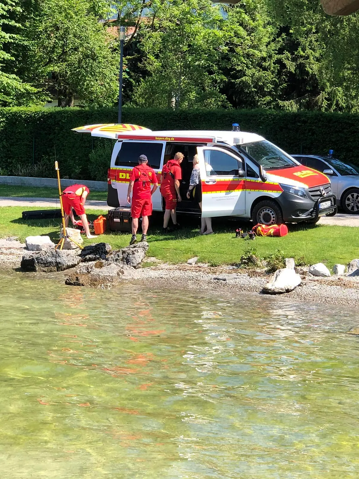 Rettungskräfte sind am Tegernsee rund um die Uhr im Einsatz, um den vermissten Teenager zu finden.