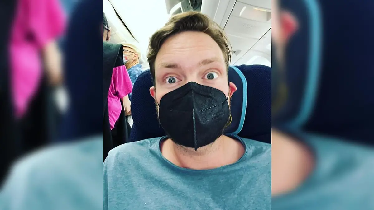 Komiker Bastian Bielendorfer im Flugzeug.