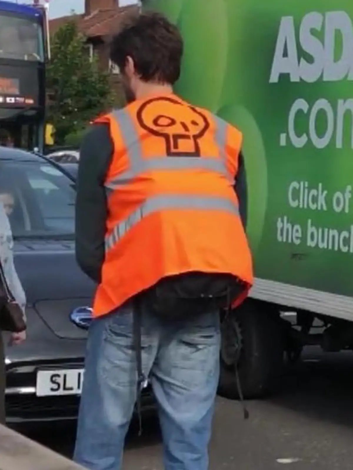 Obwohl das Kind dieser Frau aus London dringend medizinische Hilfe braucht, machen die Klimaaktivistin keine Ausnahme, kleben weiterhin auf der Fernstraße Westway und blockieren den kompletten Verkehr. Für die Mütter eine Ausnahmesituation.