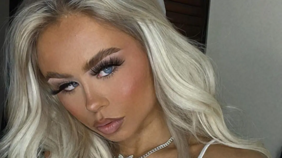 Schielender TikTok-Star Elley Davies (18) jetzt ganz sexy bei "OnlyFans