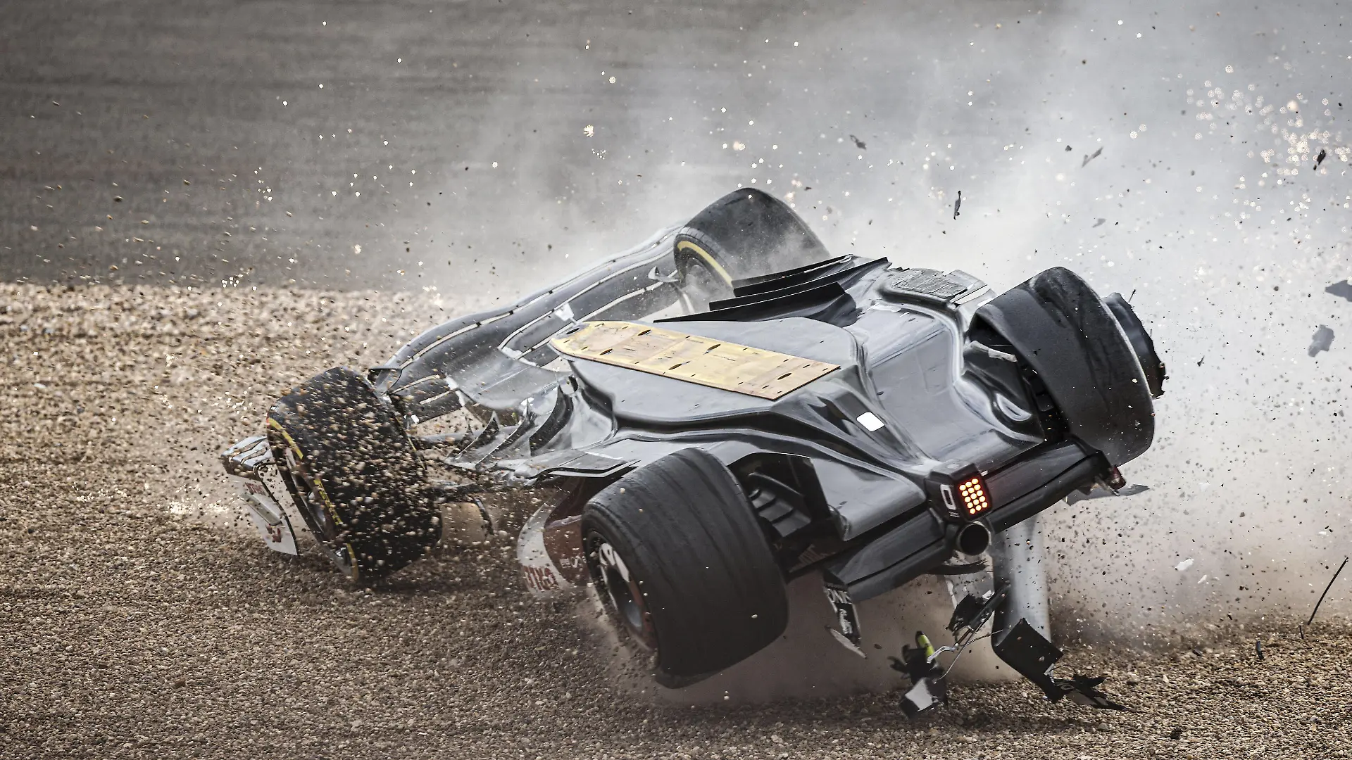 Sport Bilder des Tages ZHOU Guanyu chi, Alfa Romeo F1 Team ORLEN C42, action crash, accident, during the Formula 1 Lenovo British Grand Prix 2022, 10th round of the 2022 FIA Formula One World Championship, WM, Weltmeisterschaft on the Silverstone Circuit, from July 1 to 3, 2022 in Silverstone, United Kingdom - F1 - BRITISH GRAND PRIX 2022 - RACE DPPI/Panoramic PUBLICATIONxNOTxINxFRAxITAxBEL _R5_7469