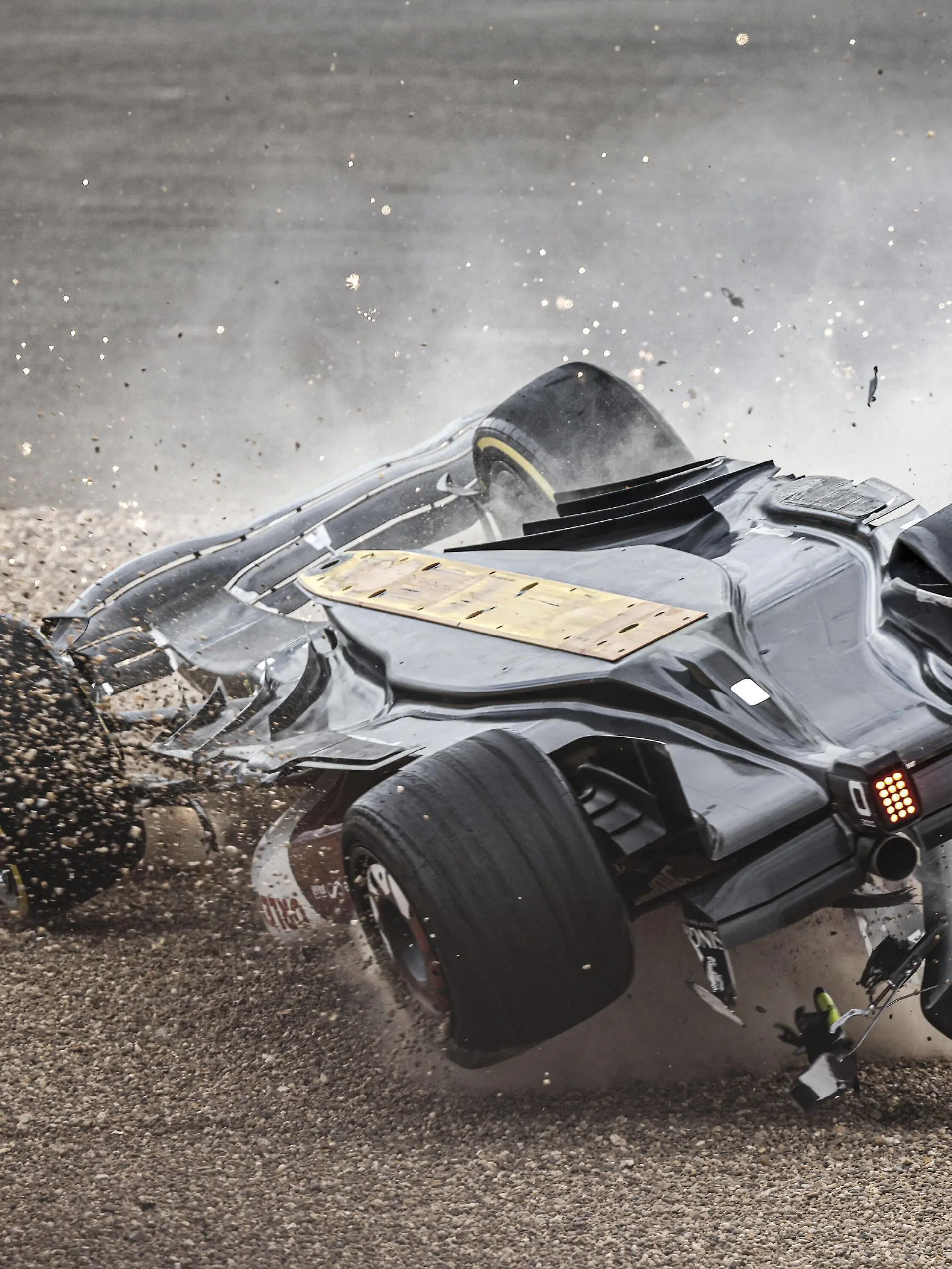 Sport Bilder des Tages ZHOU Guanyu chi, Alfa Romeo F1 Team ORLEN C42, action crash, accident, during the Formula 1 Lenovo British Grand Prix 2022, 10th round of the 2022 FIA Formula One World Championship, WM, Weltmeisterschaft on the Silverstone Circuit, from July 1 to 3, 2022 in Silverstone, United Kingdom - F1 - BRITISH GRAND PRIX 2022 - RACE DPPI/Panoramic PUBLICATIONxNOTxINxFRAxITAxBEL _R5_7469