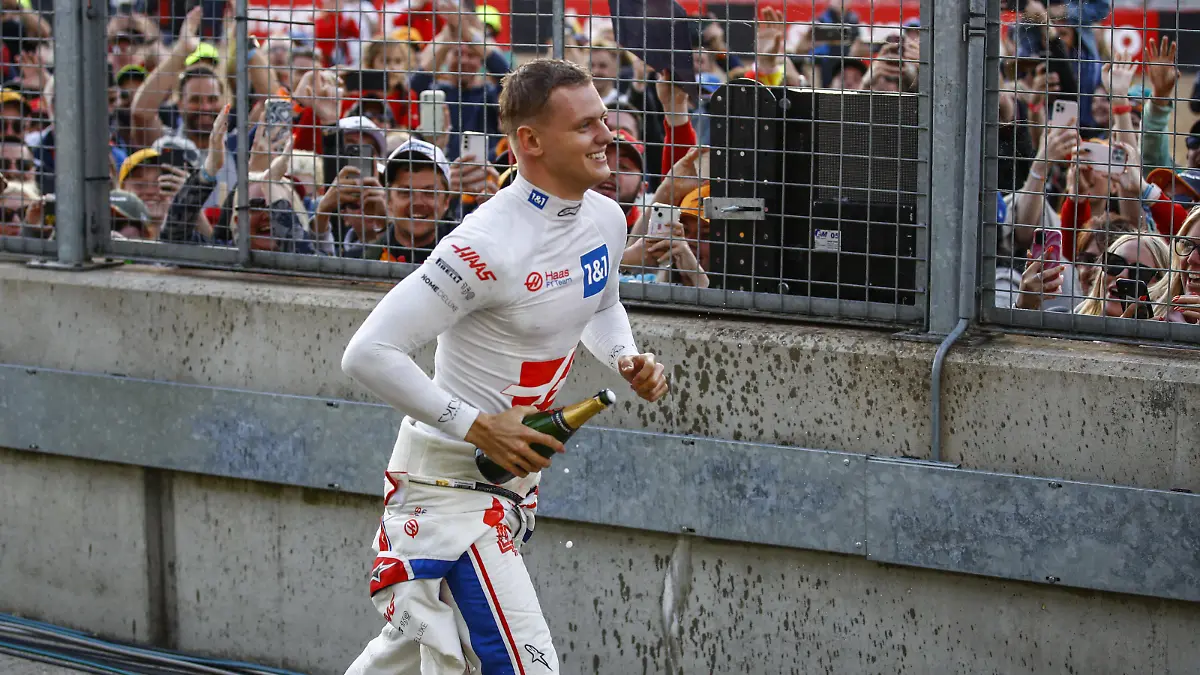 SCHUMACHER Mick ger, Haas F1 Team VF-22 Ferrari, portrait celebration during the Formula 1 Lenovo British Grand Prix 2022, 10th round of the 2022 FIA Formula One World Championship, WM, Weltmeisterschaft on the Silverstone Circuit, from July 1 to 3, 2022 in Silverstone, United Kingdom - F1 - BRITISH GRAND PRIX 2022 - RACE DPPI/Panoramic PUBLICATIONxNOTxINxFRAxITAxBEL 00122025__B3_9846