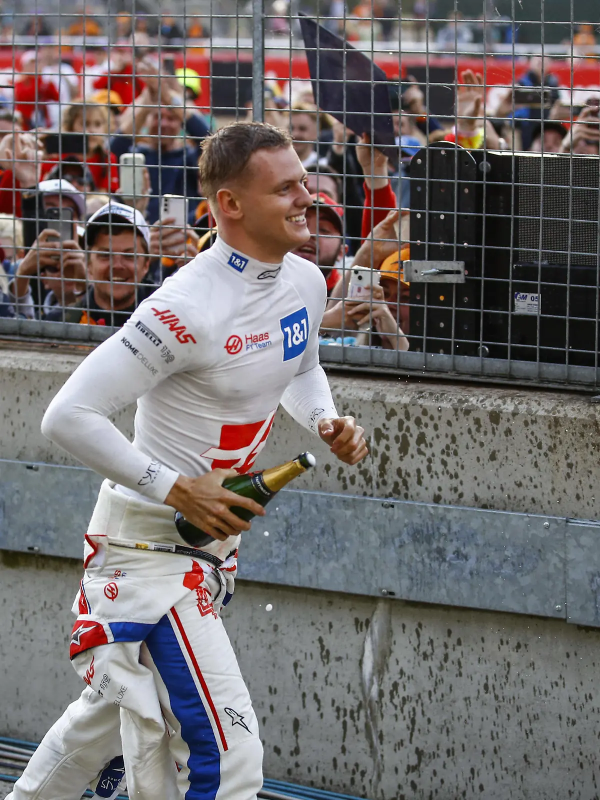  SCHUMACHER Mick ger, Haas F1 Team VF-22 Ferrari, portrait celebration during the Formula 1 Lenovo British Grand Prix 2022, 10th round of the 2022 FIA Formula One World Championship, WM, Weltmeisterschaft on the Silverstone Circuit, from July 1 to 3, 2022 in Silverstone, United Kingdom - F1 - BRITISH GRAND PRIX 2022 - RACE DPPI/Panoramic PUBLICATIONxNOTxINxFRAxITAxBEL 00122025__B3_9846