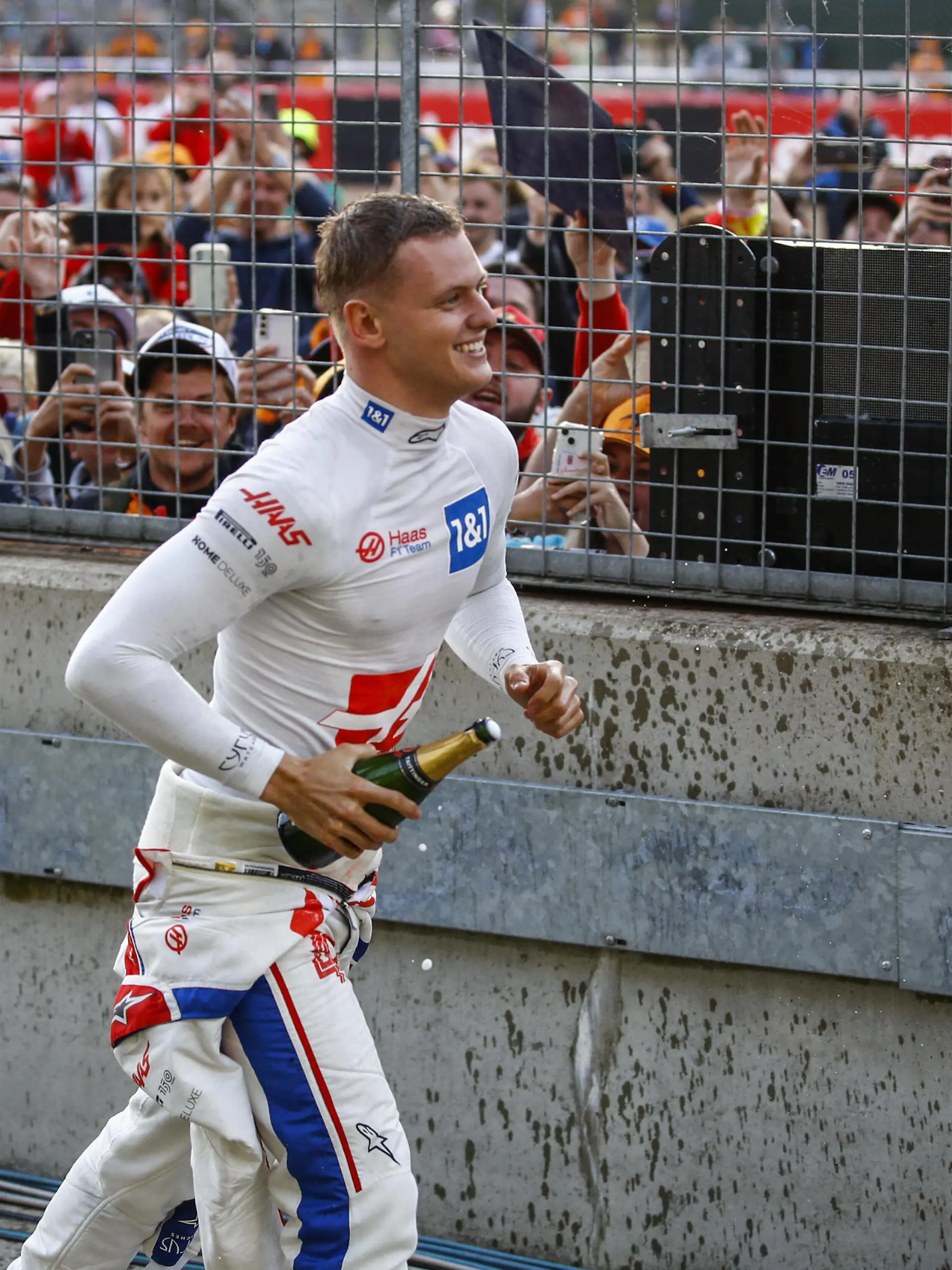  SCHUMACHER Mick ger, Haas F1 Team VF-22 Ferrari, portrait celebration during the Formula 1 Lenovo British Grand Prix 2022, 10th round of the 2022 FIA Formula One World Championship, WM, Weltmeisterschaft on the Silverstone Circuit, from July 1 to 3, 2022 in Silverstone, United Kingdom - F1 - BRITISH GRAND PRIX 2022 - RACE DPPI/Panoramic PUBLICATIONxNOTxINxFRAxITAxBEL 00122025__B3_9846
