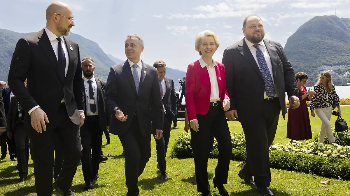 HANDOUT - 04.07.2022, Schweiz, Lugano: Denys Schmyhal (l-r), Ministerpräsident der Ukraine, Ignazio Cassis, Bundespräsident der Schweiz, Ursula Von der Leyen, Präsidentin der Europäischen Kommission, und Ruslan Stefantschuk, Parlamentspräsident der Ukraine, sprechen während der Ukraine Recovery Conference URC miteinander. Die ukrainische Regierung will Vorstellungen zum Wiederaufbau vorlegen. Mit Geberländer und Finanzinstitutionen geht es dann um die Koordinierung der künftigen Aufgaben. Es nehmen Vertreter aus rund 40 Ländern und von etwa 20 internationalen Organisation teil. Foto: Michael Buholzer/KEYSTONE/FDFA/dpa - ACHTUNG: Nur zur redaktionellen Verwendung im Zusammenhang mit der aktuellen Berichterstattung und nur mit vollständiger Nennung des vorstehenden Credits +++ dpa-Bildfunk +++