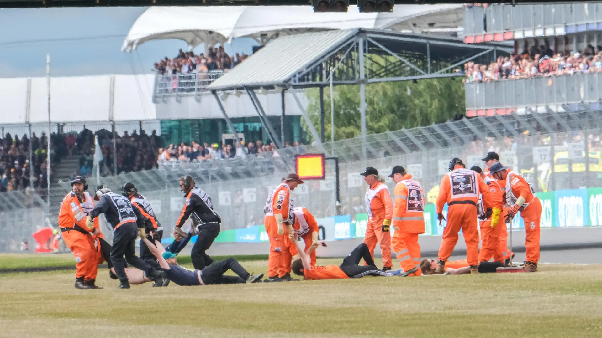 Personen stürmen die Strecke, Großer Preis von Großbritannien, Silverstone, Motorsport, Formel 1, Großer Preis von Großbritannien, Silverstone, Motorsport, Formel 1 Towcester *** People storm the track, British Grand Prix, Silverstone, motorsport, Formula 1, British Grand Prix, Silverstone, motorsport, Formula 1 Towcester Copyright: xEibner-Pressefotox