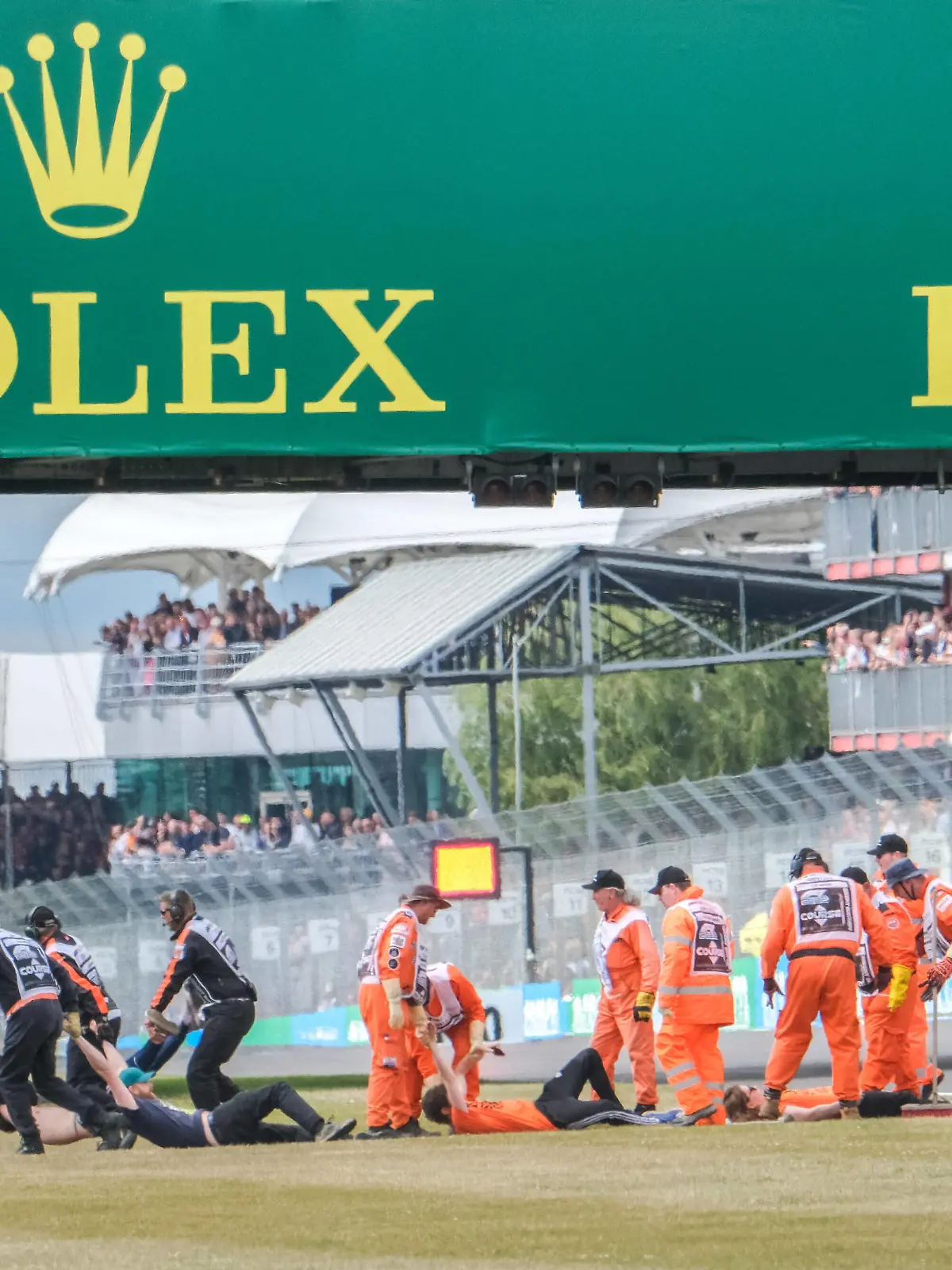 Personen stürmen die Strecke, Großer Preis von Großbritannien, Silverstone, Motorsport, Formel 1, Großer Preis von Großbritannien, Silverstone, Motorsport, Formel 1 Towcester *** People storm the track, British Grand Prix, Silverstone, motorsport, Formula 1, British Grand Prix, Silverstone, motorsport, Formula 1 Towcester Copyright: xEibner-Pressefotox 