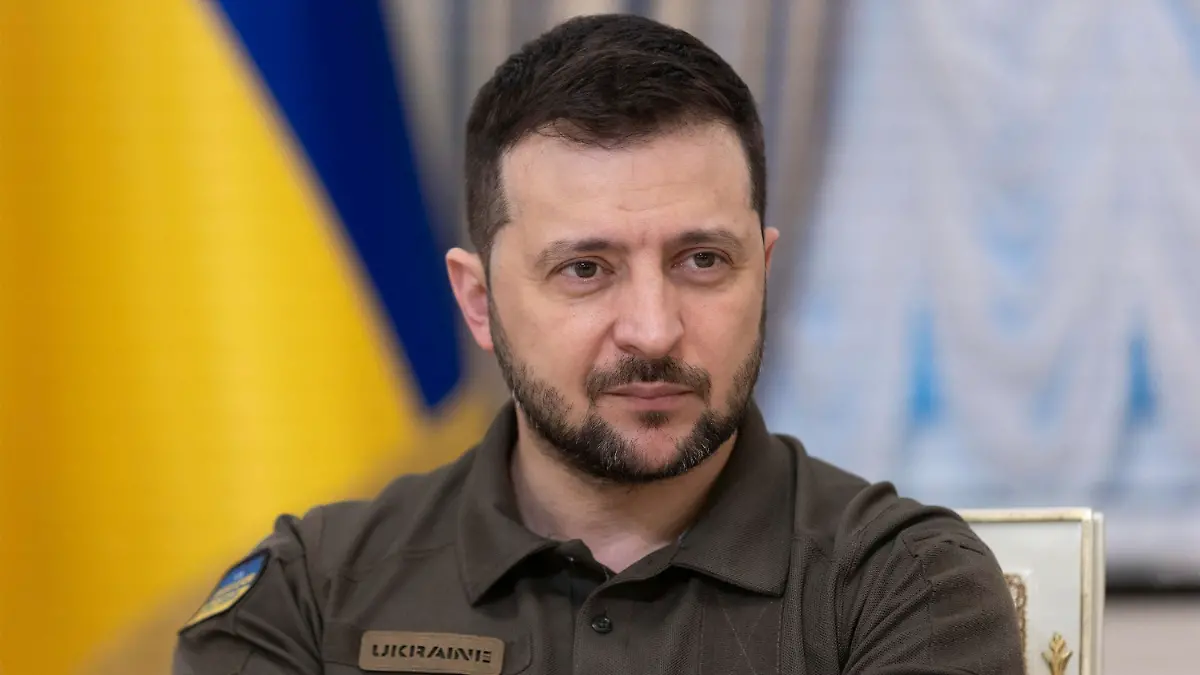 ARCHIV - 20.05.2022, Ukraine, Kiew: Wolodymyr Selenskyj, Präsident der Ukraine, hört während eines bilateralen Treffens mit dem irischen Senator Mark Daly und Sean O Fearghail, Vorsitzender des Unterhauses des irischen Parlaments, im Mariinsky-Palast in Kiew, Ukraine, zu.(zu dpa: "Selenskyj nimmt Einladungen zu Gipfeln von G7 und Nato an") Foto: Ukraine Presidency/Planet Pix via ZUMA Press Wire/dpa +++ dpa-Bildfunk +++