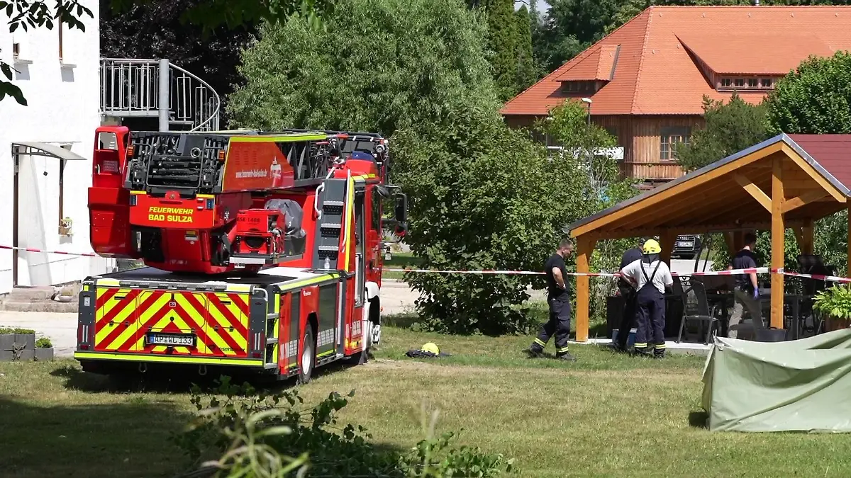 Bad Sulza: Mann fällt beim Rasenmähen in Erdloch und stirbt