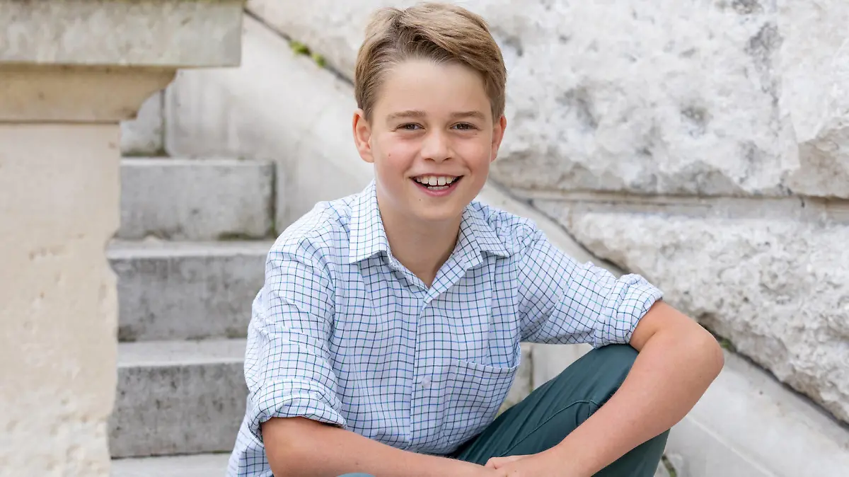 HANDOUT - 01.07.2023, Großbritannien, Windsor: Prinz George sitzt auf einer Treppe für ein Bild vor seinem zehnten Geburtstag. Prinz George feiert am 22.07.2023 seinen zehnten Geburtstag. (zu dpa: «Der übernächste König? Prinz George wird zehn») Foto: Millie Pilkington/Kensington-Palast via PA Media/dpa - ACHTUNG: Nur zur redaktionellen Verwendung und nur mit vollständiger Nennung des vorstehenden Credits, Verwendung nur im vollen Format bis zum 31. Dezember 2023. +++ dpa-Bildfunk +++