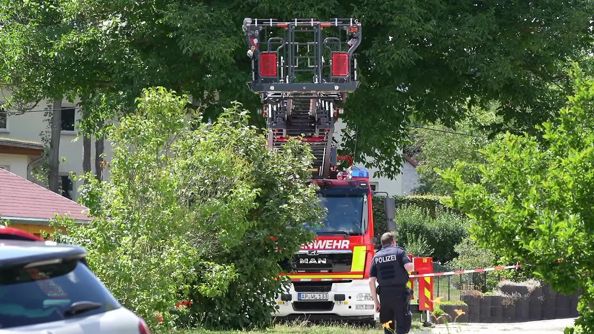 Die Erde habe auch während der Rettungsmaßnahmen stetig nachgegeben, sagte ein Polizeisprecher