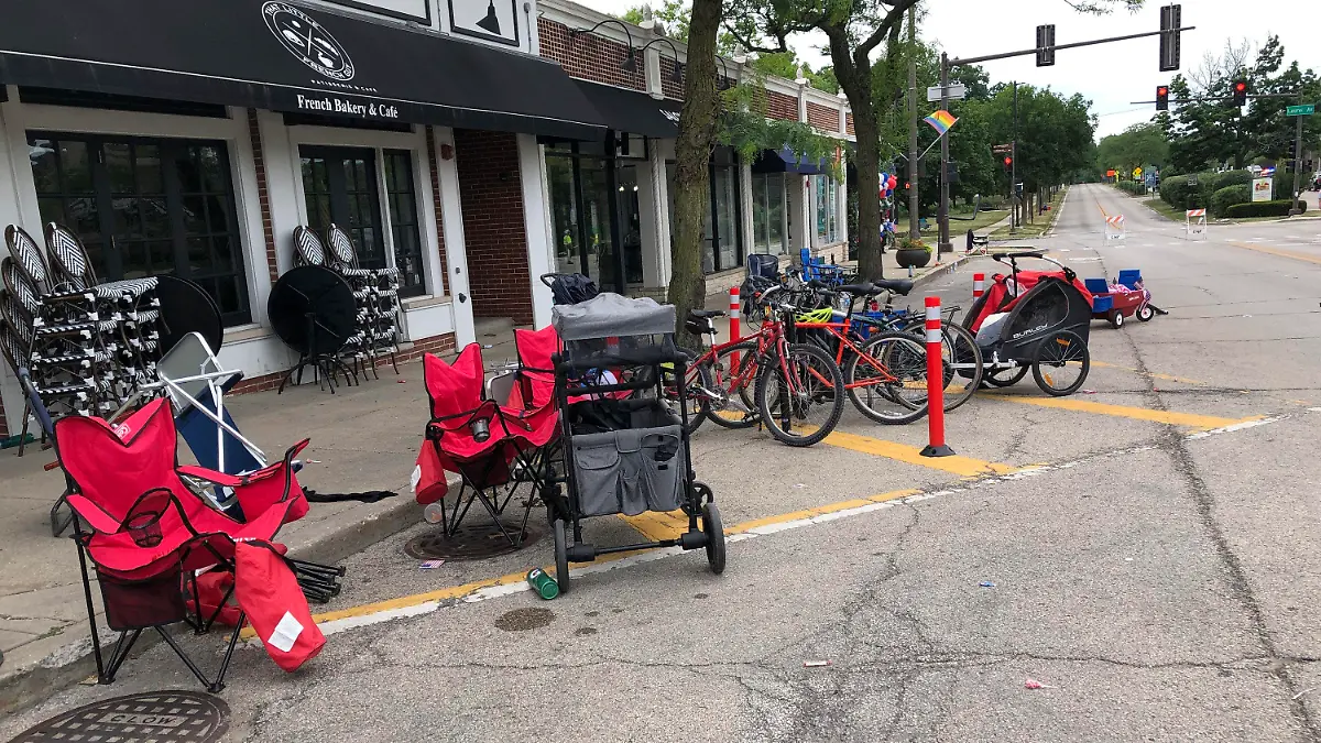 04.07.2022, USA, Highland Park: Blick auf eine verlassene Bäckerei, nachdem verängstigte Paradebesucher vor Schüssen geflohen sind und ihre Habseligkeiten zurückgelassen haben. Bei einer Parade anlässlich des Nationalfeiertags in den USA sind in einem Vorort von Chicago im Bundesstaat Illinois Schüsse gefallen. Das teilte das Büro des Sheriffs von Lake County auf Twitter mit. Foto: Lynn Sweet/Chicago Sun-Times/AP/dpa +++ dpa-Bildfunk +++
