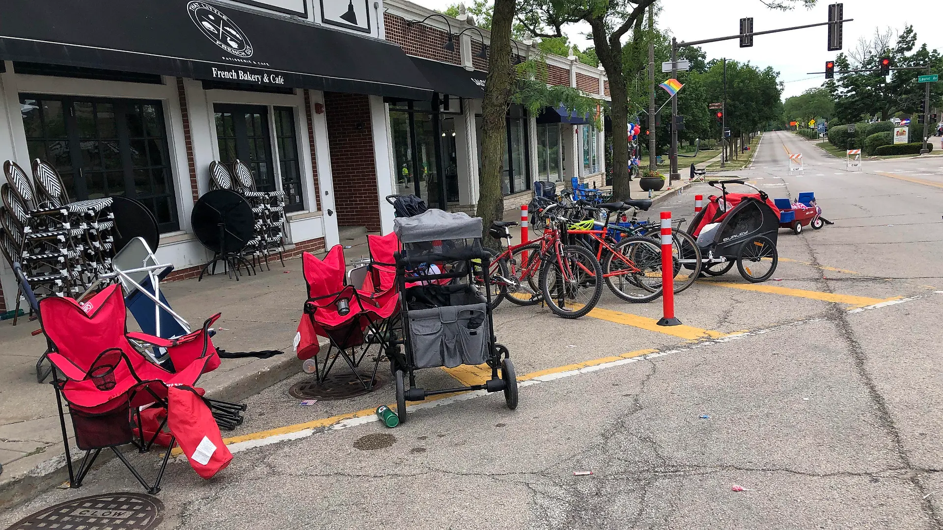04.07.2022, USA, Highland Park: Blick auf eine verlassene Bäckerei, nachdem verängstigte Paradebesucher vor Schüssen geflohen sind und ihre Habseligkeiten zurückgelassen haben. Bei einer Parade anlässlich des Nationalfeiertags in den USA sind in einem Vorort von Chicago im Bundesstaat Illinois Schüsse gefallen. Das teilte das Büro des Sheriffs von Lake County auf Twitter mit. Foto: Lynn Sweet/Chicago Sun-Times/AP/dpa +++ dpa-Bildfunk +++