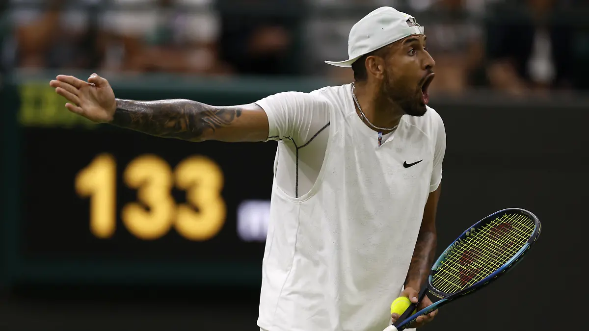 02.07.2022, Großbritannien, London: Tennis: Grand Slam/ATP-Tour - Wimbledon, Einzel, Herren, 3. Runde, Kyrgios (Australien) - Tsitsipas (Griechenland): Nick Kyrgios reagiert. Foto: Steven Paston/PA Wire/dpa +++ dpa-Bildfunk +++