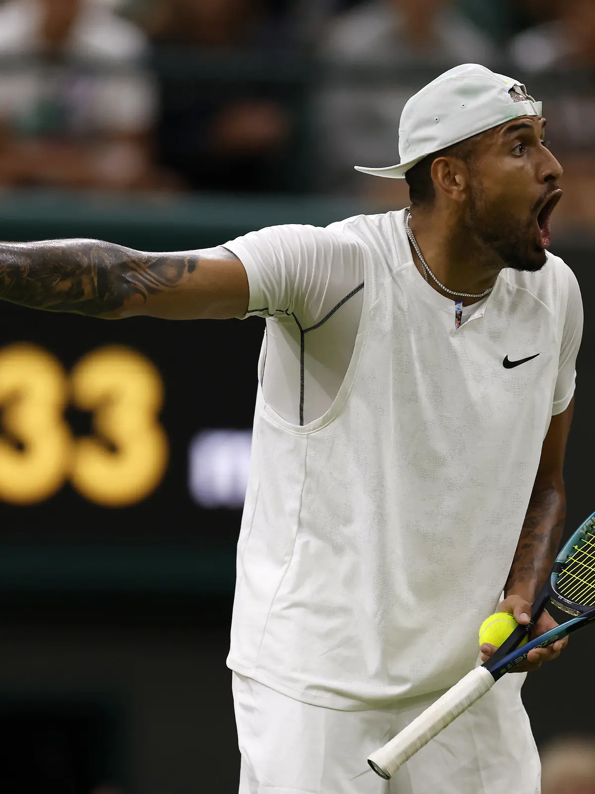 02.07.2022, Großbritannien, London: Tennis: Grand Slam/ATP-Tour - Wimbledon, Einzel, Herren, 3. Runde, Kyrgios (Australien) - Tsitsipas (Griechenland): Nick Kyrgios reagiert. Foto: Steven Paston/PA Wire/dpa +++ dpa-Bildfunk +++