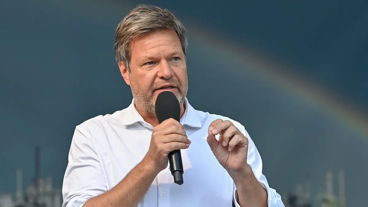 ARCHIV - 29.06.2022, Brandenburg, Schwedt/Oder: Robert Habeck (Bündnis 90/Die Grünen), Bundesminister für Wirtschaft und Klimaschutz, spricht auf der Demonstration des Bürgerbündnisses «Zukunft Schwedt». Mit Blick auf die Gaskrise und steigende Energiepreise wächst in den Städten die Sorge, dass Stadtwerke ernsthaft in wirtschaftliche Schwierigkeiten geraten - und damit die Versorgungssicherheit gefährdet wäre. (zu dpa "Habeck und Städtebund sorgen sich in Gaskrise um Stadtwerke") Foto: Patrick Pleul/dpa +++ dpa-Bildfunk +++