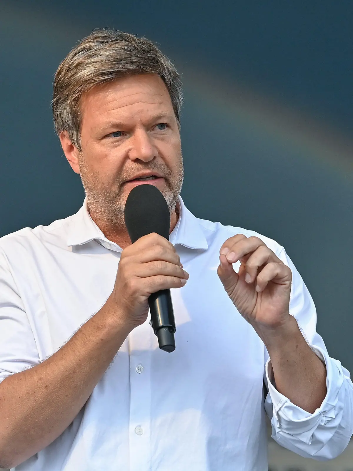 ARCHIV - 29.06.2022, Brandenburg, Schwedt/Oder: Robert Habeck (Bündnis 90/Die Grünen), Bundesminister für Wirtschaft und Klimaschutz, spricht auf der Demonstration des Bürgerbündnisses «Zukunft Schwedt». Mit Blick auf die Gaskrise und steigende Energiepreise wächst in den Städten die Sorge, dass Stadtwerke ernsthaft in wirtschaftliche Schwierigkeiten geraten - und damit die Versorgungssicherheit gefährdet wäre. (zu dpa "Habeck und Städtebund sorgen sich in Gaskrise um Stadtwerke") Foto: Patrick Pleul/dpa +++ dpa-Bildfunk +++