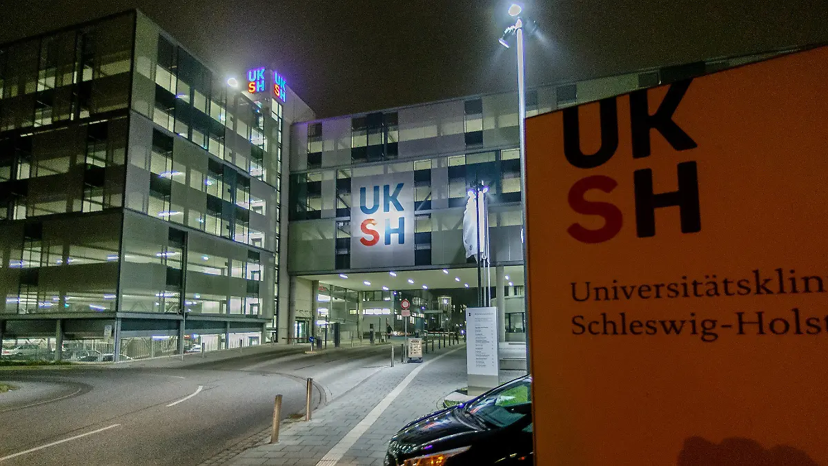 Der Haupteingang des Universitätskrankenhauses Schleswig-Holstein (UKSH) ist am 23.01.2015 in Kiel (Schleswig-Holstein) zu sehen. In diesem Krankenhaus infizierten sich insgesamt 19 Patienten mit Keimen, von denen fünf bis jetzt verstarben. Foto: Markus Scholz/dpa (Zu dpa "Gefährlicher Keim bei fünf gestorbenen Patienten in Kiel nachgewiesen" vom 23.01.2015) +++(c) dpa - Bildfunk+++